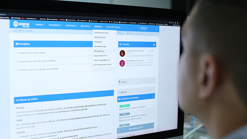 Com o Unifor Online, o aluno tem acesso a diversos serviços sem precisar sair de casa (Foto: Ares Soares)