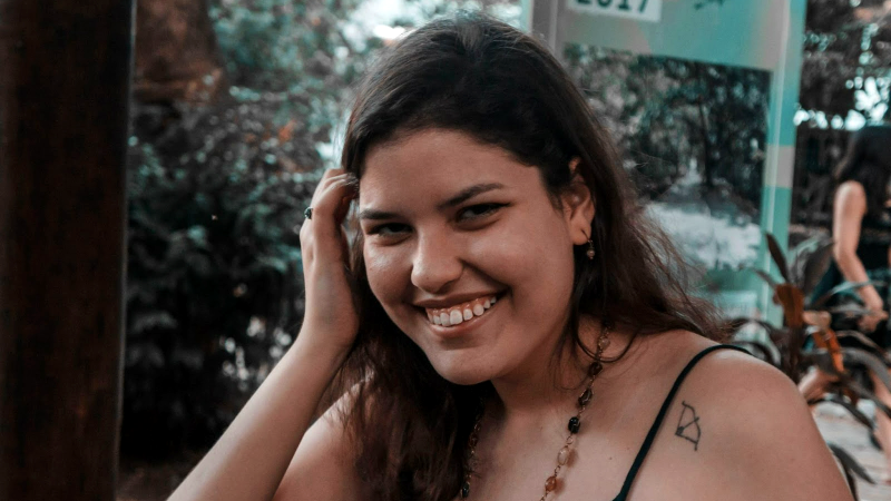 Com uma produção que transita por diversos gêneros e linguagens, Sofia é autora do livro “Medos Rabiscados” e integra variados coletivos literários, além de ser idealizadora do projeto Criativando Livremente (Foto: Arquivo pessoal)