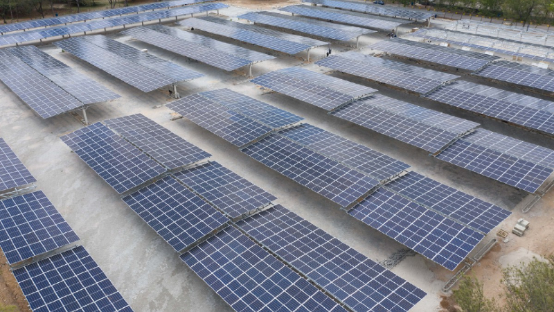 Usina solar da Unifor, localizada no estacionamento de veículos próximo ao Bloco M da instituição (Foto: Ares Soares)