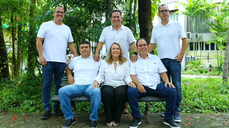 Sylvia ao lado de seus cinco filhos (José Antunes, Rodrigo, Raphael, Leandro e Leonardo), todos egressos da Universidade de Fortaleza (Foto: Vito Moura)