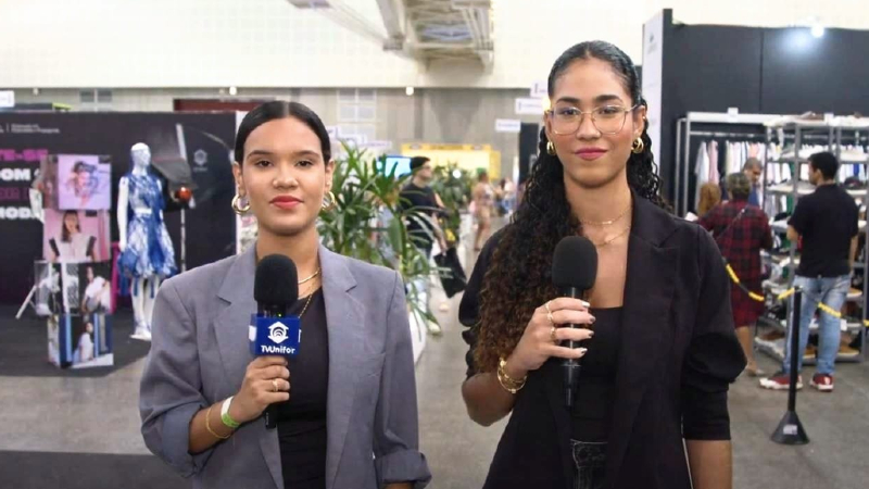 Lara Beatriz e Rafaella Diniz, estudantes de Moda da Unifor, fazem a cobertura do Bazar La Boutique (Foto: Divulgação)