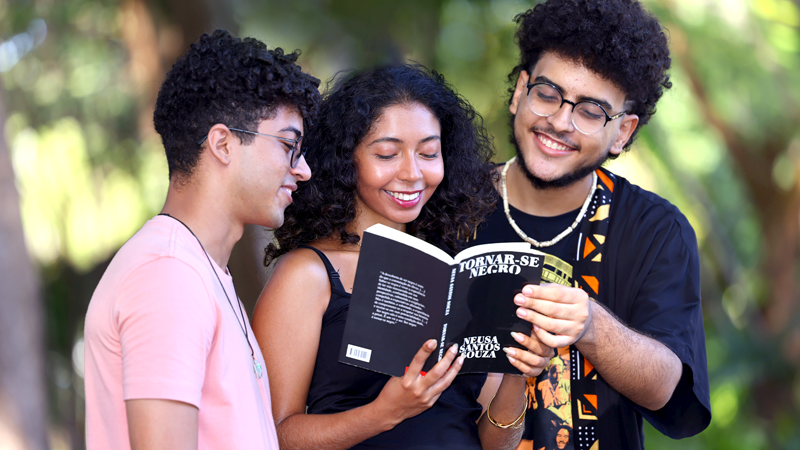 O que é luz negra? - Brasil Escola