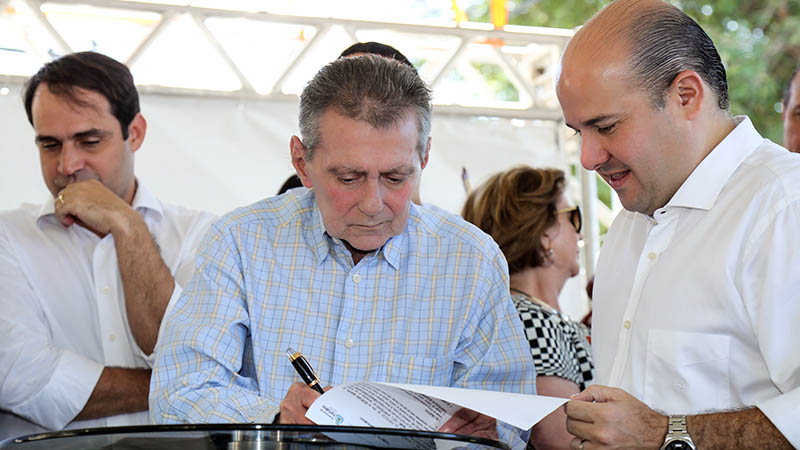 O terreno foi doado em junho de 2016 pelo chanceler da Unifor, Airton Queiroz, em solenidade com a presença do prefeito Roberto Claudio (Foto: Ares Soares)