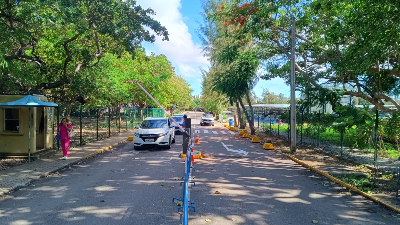 A rua - em frente ao Estacionamento Solar - agora tem fluxo livre de veículos do lado esquerdo para acesso a esse estacionamento, área verde, academia e Escritório de Prática Jurídica (EPJ). O lado direito dará acesso via cancela apenas ao estacionamento dos funcionários (Foto: Ana Paula Dantas)