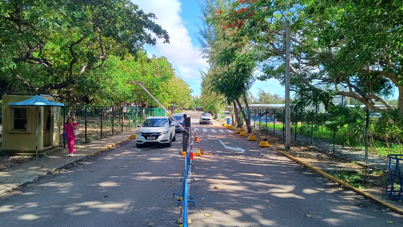 A rua - em frente ao Estacionamento Solar - agora tem fluxo livre de veículos do lado esquerdo para acesso a esse estacionamento, área verde, academia e Escritório de Prática Jurídica (EPJ). O lado direito dará acesso via cancela apenas ao estacionamento dos funcionários (Foto: Ana Paula Dantas)