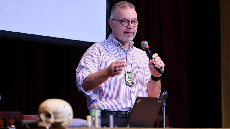 Mestre em Farmacologia e doutorando em Medicina Translacional, Victor Hugo é docente do curso de Direito e orientador da Liga de Medicina Legal e Direito da Unifor (Foto: Ares Soares)