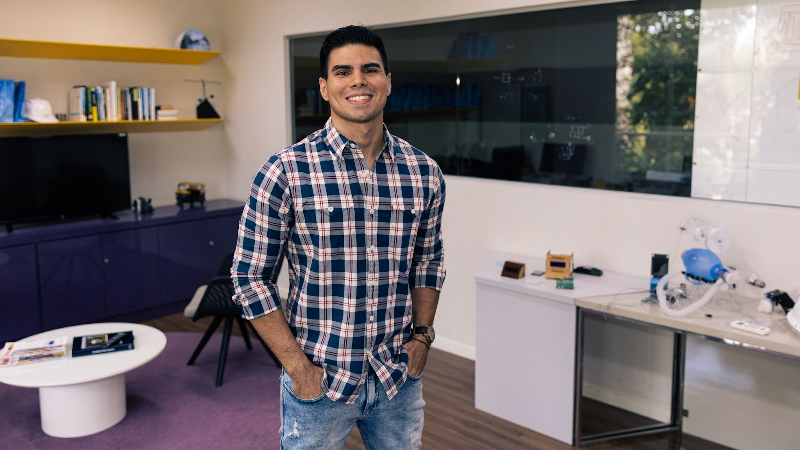 Victor Levi de Melo, egresso de Engenharia Civil, criou uma startup para auxiliar estudantes do ensino básico (Foto: Lucas Plutarcho)