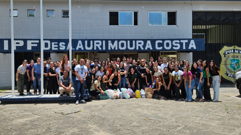 Durante a visita, os estudantes realizaram ainda ação de responsabilidade social ao levarem livros para internos e donativos para filhos de detentas (Foto: Divulgação)