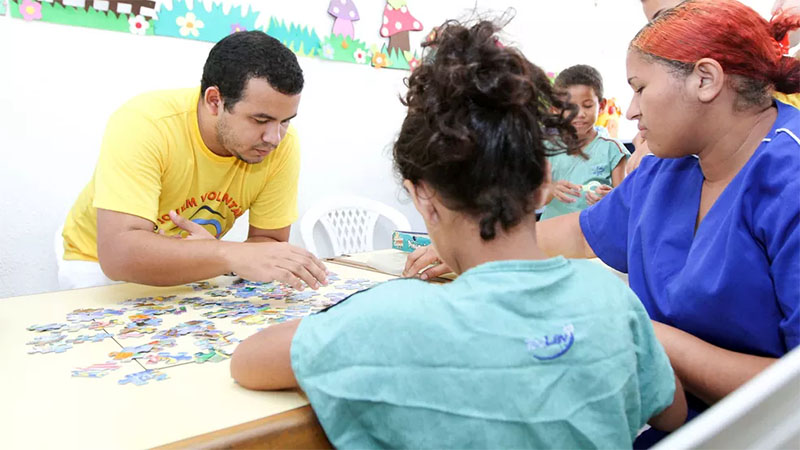 Os voluntários atuam uma vez por semana, por um período de quatro horas (Foto: Ares Soares)