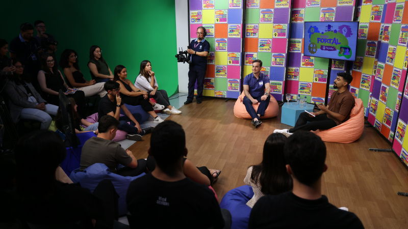 Em bate-papo intimista, alunos puderam ouvir as propostas e as intenções do candidato (Foto: Ares Soares)