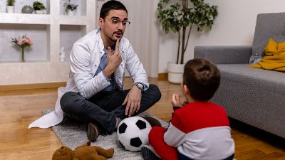 A Comunicação Alternativa e Ampliada (CAA) consiste em um conjunto de estratégias que ampliam as possibilidades de expressão de pessoas com deficiência (Foto: Getty Images)