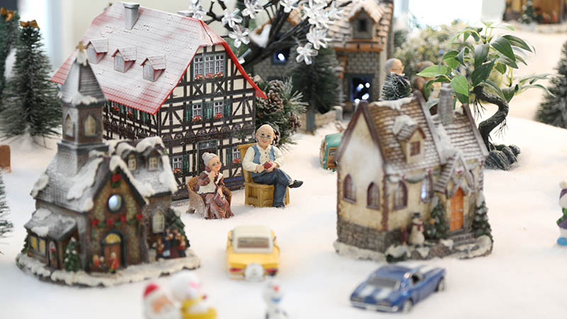 A exposição apresenta peças em conjunto que simbolizam uma cidade montanhosa europeia no inverno, representando o Natal de modo lúdico, por meio de peças estáticas e em movimento. Foto: Divulgação.
