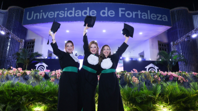 Na cerimônia, os concludentes compartilham a conquista do diploma com colegas, amigos e familiares, celebrando o início de uma nova fase em suas vidas (Foto: Ares Soares)