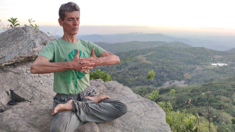 Com mais de 25 anos de prática e estudo de yoga e meditação, Hélder Lima ministra aulas privativas e vivências individuais e em grupos (Foto: Divulgação)