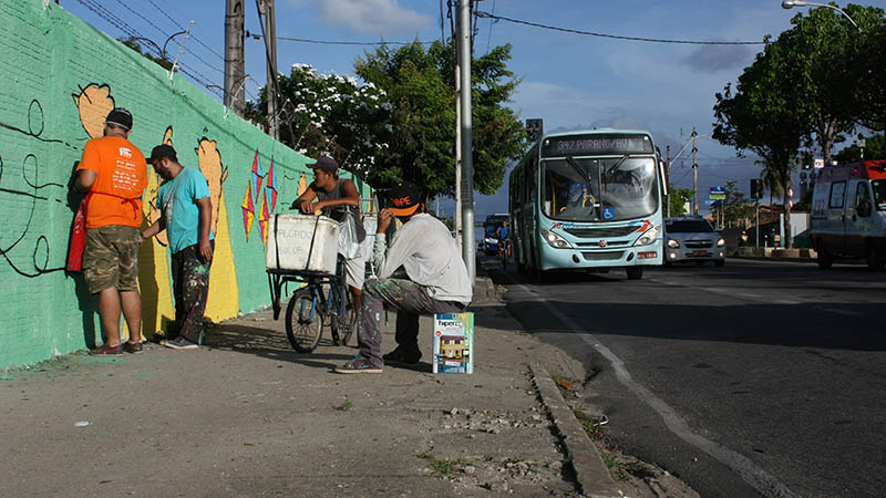 Fotografia da palestrante do evento, Fernanda de Façanha, jornalista graduada pela Universidade de Fortaleza, que em seu livro 'Ruas e Cores' estudou o grafite. Foto: Fernanda de Façanha.