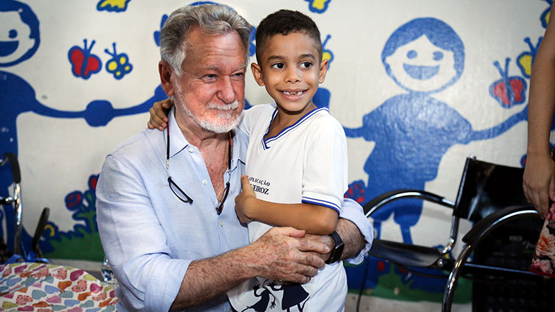 João Candido Portinari, professor e filho único do artista Portinari, durante atividade do Projeto Curumim das Artes, da Escola de Aplicação Yolanda Queiroz (Foto: Ares Soares)