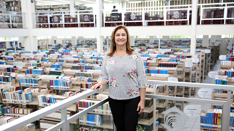Leonilha Lessa, chefe da Biblioteca Central da Unifor e presidente da Comissão Brasileira de Bibliotecas Universitárias (CBBU) (Foto: Ares Soares)