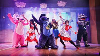 O espetáculo encena as aventuras e trapalhadas dos amigos Lilo & Stitch e sua busca por um lugar no mundo (Foto: Ares Soares)