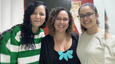 Professora Luara França (ao centro), supervisora da iniciativa, junto às estagiárias de Psicologia Danyelle Matos (à esquerda) e Maria Eduarda Matos (à direita), que participaram da construção do livro (Foto: Arquivo pessoal)