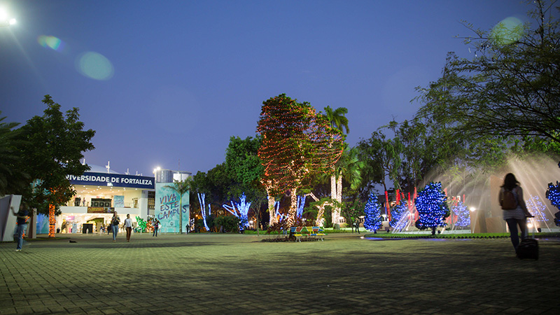 Campus Unifor com luzes de natal. Foto: Ares Soares.