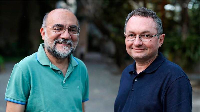 Prof. Osterne Maia (esq) e prof. Hamilton Chaves, autores do livro