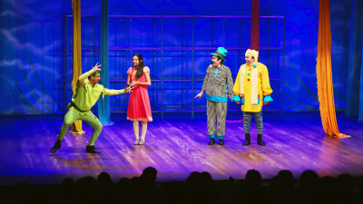 Encenada pelo Grupo Mirante de Teatro Unifor, a peça retrata as aventuras do menino que não quer crescer com o Capitão Gancho, os Garotos Perdidos, Wendy e a fada Sininho (Foto: Ares Soares)