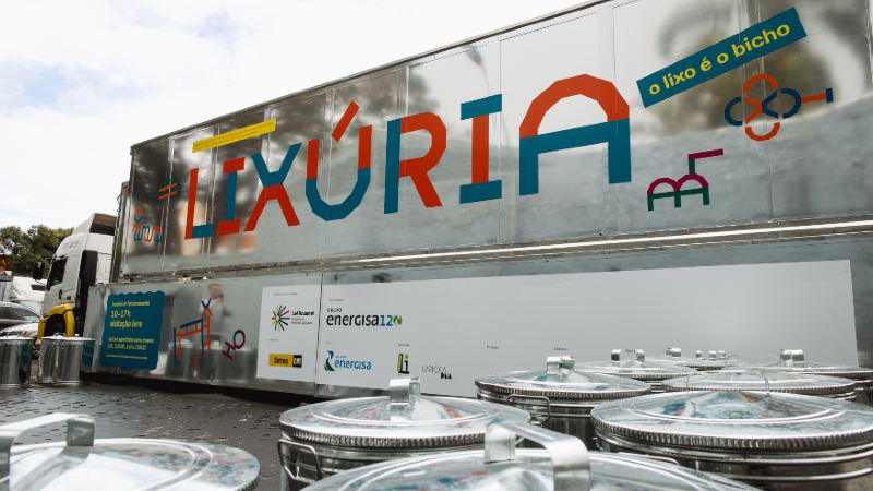 A exposição Lixúria tem entrada gratuita e ficará na Praça da Biblioteca da Unifor de 23 a 29 de setembro. (Crédito: Pérola Dutra)