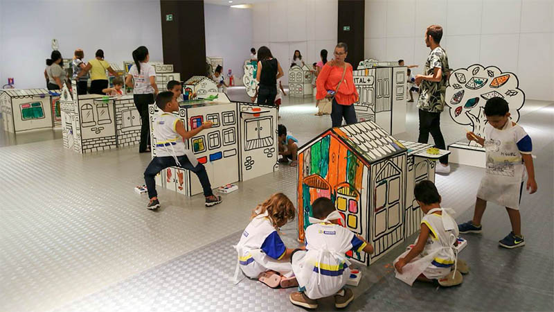 O projeto Cidade Colorir é uma atmosfera de recreação e lazer que conta com uma cidade cenográfica (Foto: Paloma Amorim/Divulgação)