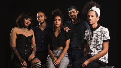 Os estudantes e egressos realizadores dos curtas: Gabriela Nogueira, Isaac Morais, Larissa Estevam, João Paulo Magalhães e Lucas Ranyere. (Foto: Alan Sousa)