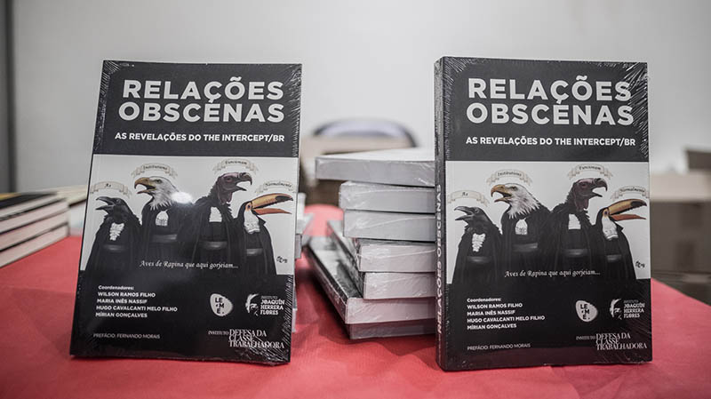 O livro reúne análises realizadas por diversos autores e autoras sobre os principais fatos revelados de junho a agosto de 2019, na série de reportagens Vaza Jato, publicada pelo The Intercept Brasil e parceiros editoriais. Foto: Gibran Mendes/Instituto Declatra.