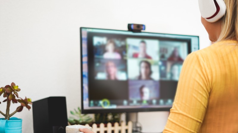 Os encontros acontecem por meio da plataforma virtual Google Meet (Foto: Getty Images)