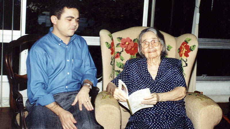 José Luís Lira e Rachel de Queiroz segurando o livro No Alpendre com Rachel (Foto: Arquivo Pessoal)