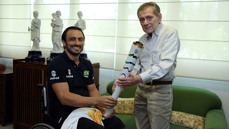 Atleta paralímpico Henrique Gurgel apresenta ao chanceler Airton Queiroz a Tocha Olímpica das Olimpíadas do Rio 2016