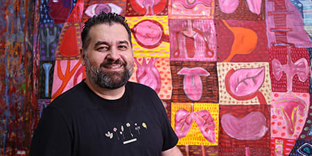 Wilson Neto, artista visual responsável por recriar a marca da Doe de Coração para a edição 2025 (Foto: Ares Soares)