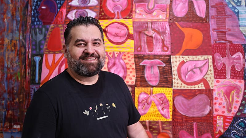 Wilson Neto, artista visual responsável por recriar a marca da Doe de Coração para a edição 2025 (Foto: Ares Soares)