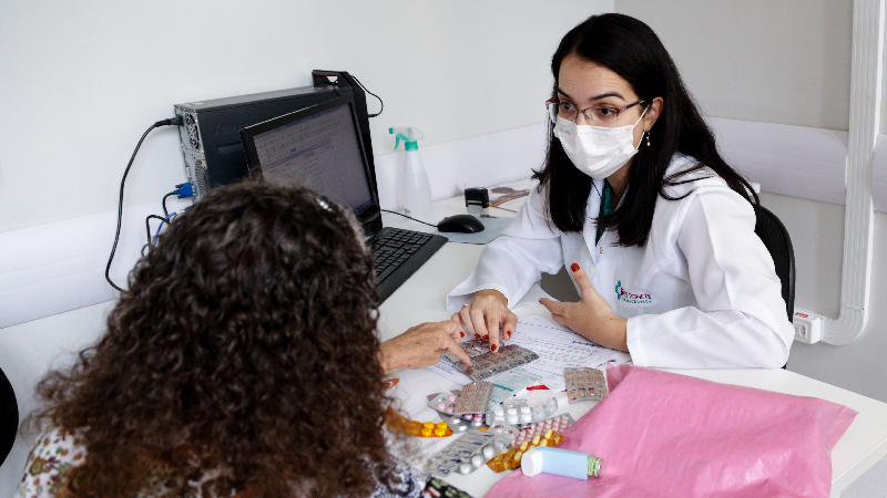 O serviço está sendo ofertado de forma particular em três modalidades: acompanhamento farmacoterapêutico, organização e orientação do uso correto de medicamentos e orientação sobre o uso de dispositivos (Foto Ísis Rebouças)