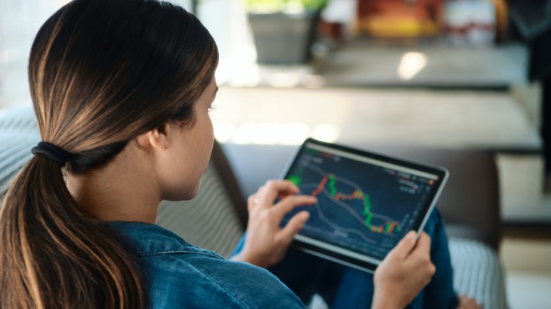 Chama a atenção o crescimento da quantidade de mulheres investindo na bolsa, que saltou de 179.392 em 2018 para 809.533 em 2020 (Foto: Getty Images)