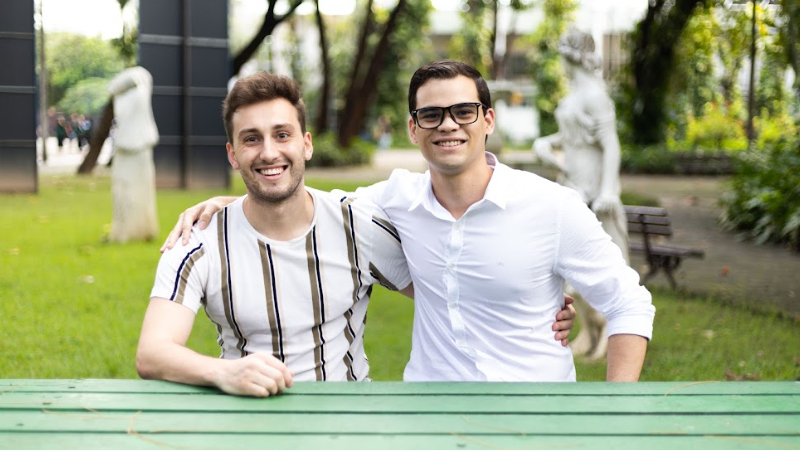 Fabian Brückl e Iago Capistrano construíram amizade para além do campus da Unifor, que pretendem manter mesmo quando o alemão voltar ao seu país de origem (Foto: Lucas Plutarcho)