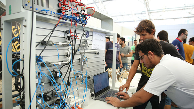 Iniciativa propõe experimentação de atividades em diferentes setores ligados à tecnologia (Foto: Ares Soares [Registro feito antes da pandemia])