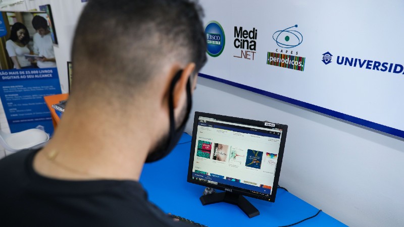 O acesso aos livros digitais e a várias bases de dados de periódicos é um dos diferenciais da Biblioteca da Universidade de Fortaleza (Foto: Ares Soares)