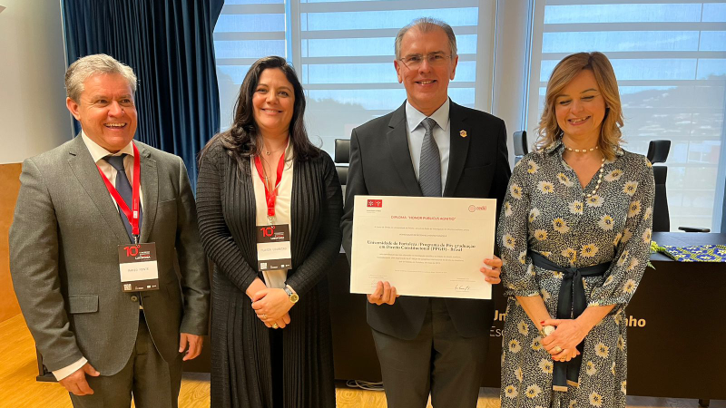 Professores Mário Ferreira Monte, Flavia Loureiro e Cristiana Dias, da Universidade do Minho, com o reitor da Unifor, Randal Pompeu, em homenagem à Universidade de Fortaleza (Foto: Divulgação)