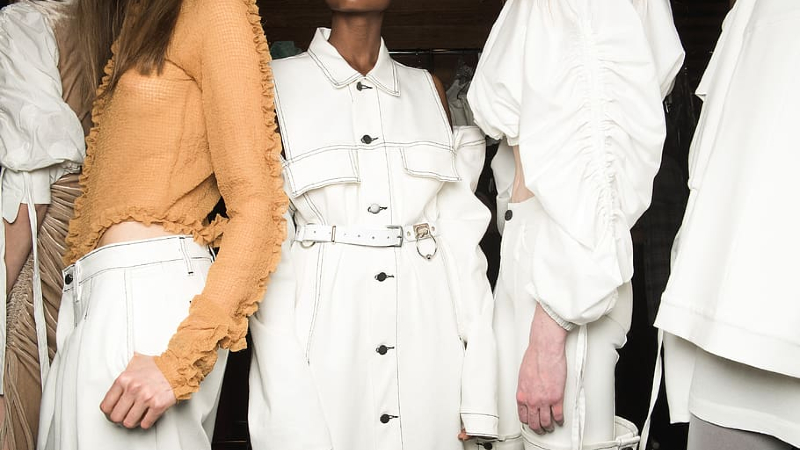 Novas tendências da moda se adaptam ao cenário casual, optando por peças largas e neutras. (Foto: Piqsels)