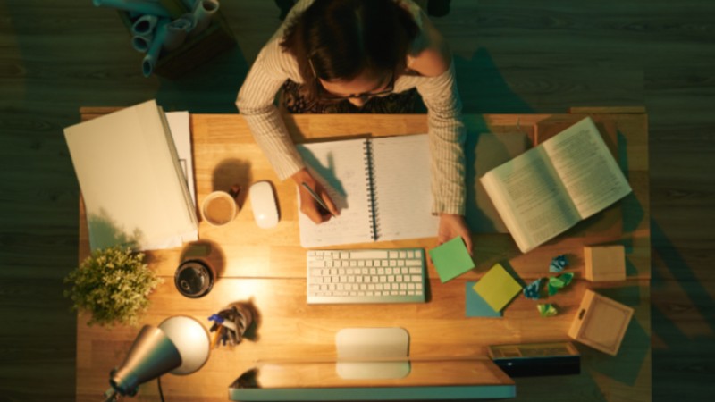 Estudar à noite pode trazer vantagens para quem quer fortalecer networking e ingressar cedo no mercado de trrabalho. (Foto: Getty Images)
