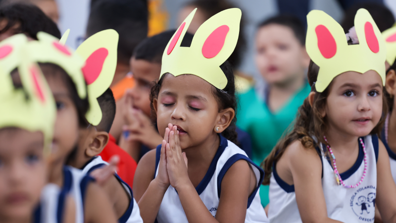 A celebração de Páscoa da Escola Yolanda Queiroz busca despertar o espírito de solidariedade dos alunos (Foto: Ares Soares)