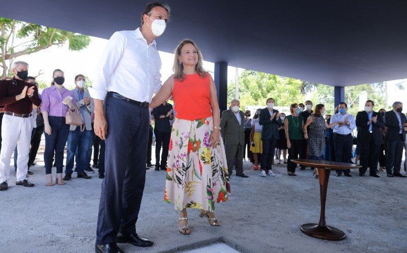O governador ressaltou a parceria da Universidade de Fortaleza e da Fundação Edson Queiroz, presidida por Lenise Queiroz Rocha, com a gestão pública (Fotos: Ares Soares)
