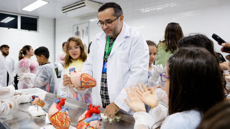 Na primeira edição do projeto, alunos do 5º do Ensino Fundamental puderam conhecer os laboratórios vinculados ao CCS e o Lapin (Foto: Ísis Rebouças)