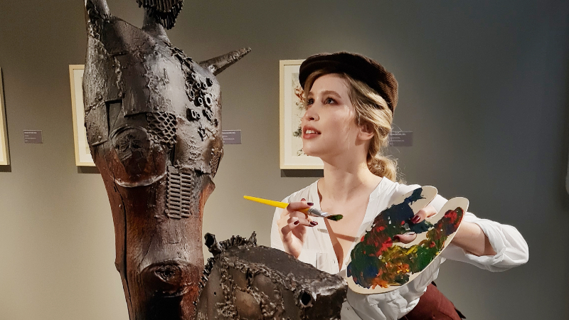 A atriz Lara Hiluy é responsável pelo texto e performance de “O Sonho Surreal”, história inspirada em ilustrações de Salvador Dalí para o livro