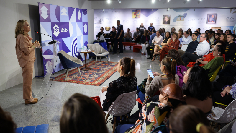 Presidente da Fundação Edson Queiroz, Lenise Queiroz Rocha, dá as boas-vindas aos convidados (Foto: Ares Soares)