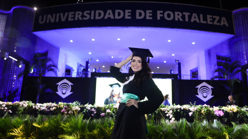 Na Colação de Grau, os concludentes dividem a conquista do diploma com colegas, amigos e familiares, e celebram o início de uma nova fase em suas vidas (Foto: Ares Soares)