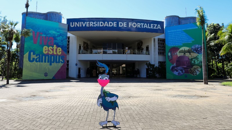 A mascote Moema Pernalta, de máscara, também simboliza cuidados adotados pela Unifor para evitar a disseminação do novo coronavírus (Foto: Ares Soares)